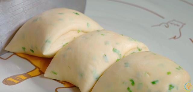 做葱油饼最常见的问题就是发干发硬，教你一个好方法，凉了也不硬