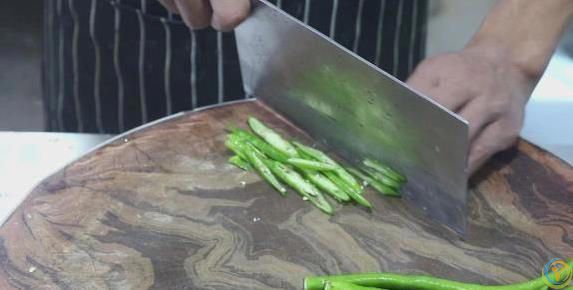 青椒炒肉香辣又下饭，3个小技巧学会，味道***饭店！