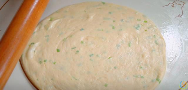 做葱油饼最常见的问题就是发干发硬，教你一个好方法，凉了也不硬