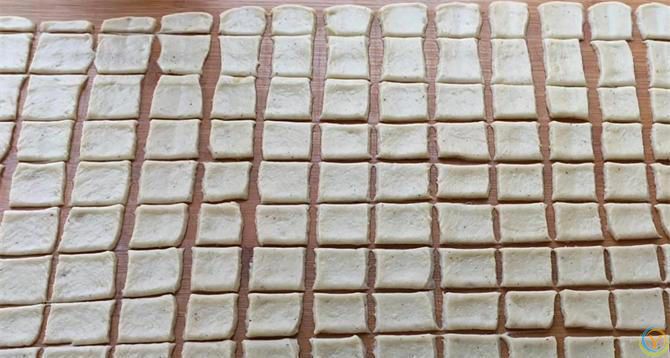 一碗面，一个土豆，简单一做，咬一口嘎嘣脆，做一次能吃半月不坏