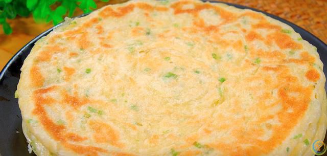 做葱油饼最常见的问题就是发干发硬，教你一个好方法，凉了也不硬