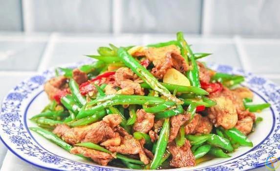 青椒炒肉香辣又下饭，3个小技巧学会，味道***饭店！