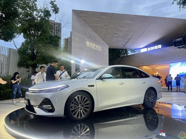 燃油车打响反击战：当AI将百公里油耗降至2L时，你还会买电动车吗？｜汽车观察