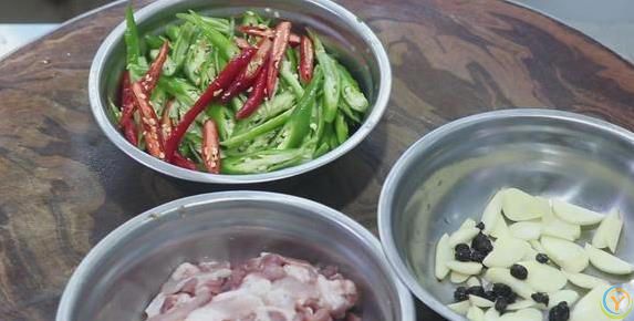 青椒炒肉香辣又下饭，3个小技巧学会，味道***饭店！