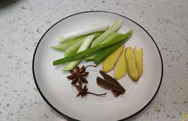 爷爷做了60年的红烧肉，口感软烂香入味，香料只加这四味即可