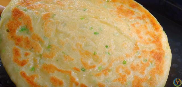 做葱油饼最常见的问题就是发干发硬，教你一个好方法，凉了也不硬