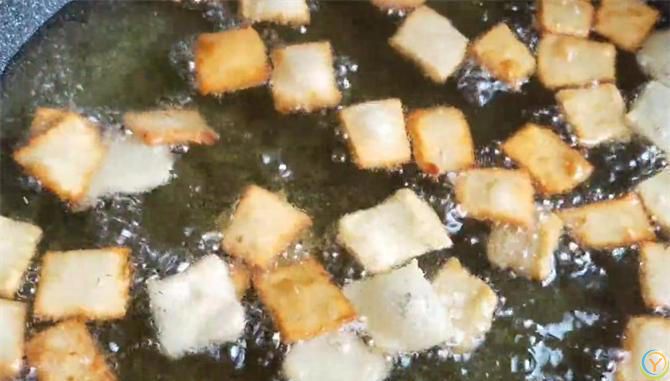 一碗面，一个土豆，简单一做，咬一口嘎嘣脆，做一次能吃半月不坏