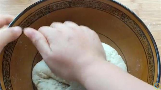 一碗面，一个土豆，简单一做，咬一口嘎嘣脆，做一次能吃半月不坏