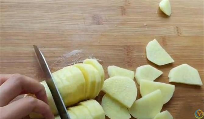 一碗面，一个土豆，简单一做，咬一口嘎嘣脆，做一次能吃半月不坏