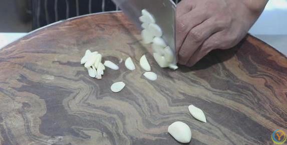 青椒炒肉香辣又下饭，3个小技巧学会，味道***饭店！