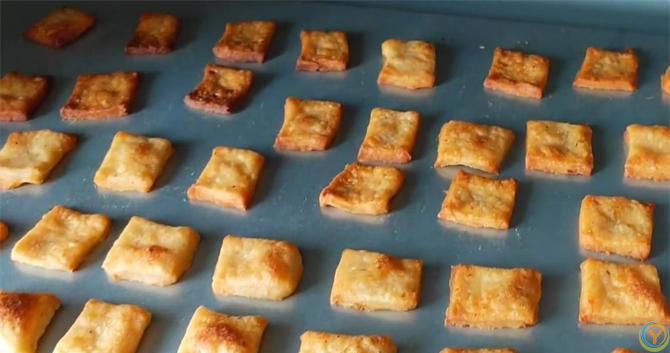 一碗面，一个土豆，简单一做，咬一口嘎嘣脆，做一次能吃半月不坏