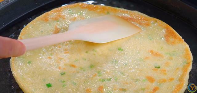 做葱油饼最常见的问题就是发干发硬，教你一个好方法，凉了也不硬