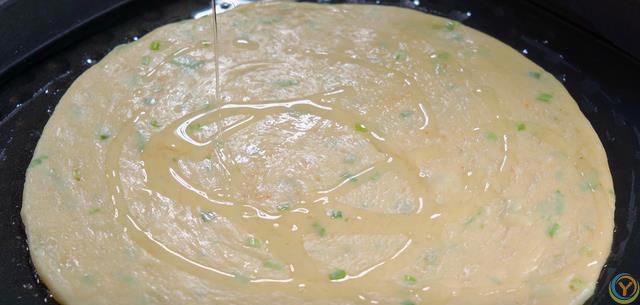 做葱油饼最常见的问题就是发干发硬，教你一个好方法，凉了也不硬