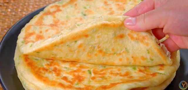 做葱油饼最常见的问题就是发干发硬，教你一个好方法，凉了也不硬