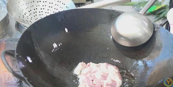 青椒炒肉香辣又下饭，3个小技巧学会，味道***饭店！