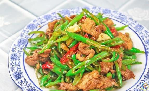 青椒炒肉香辣又下饭，3个小技巧学会，味道***饭店！