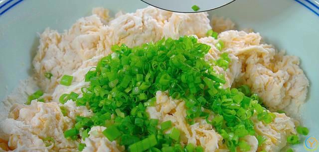 做葱油饼最常见的问题就是发干发硬，教你一个好方法，凉了也不硬