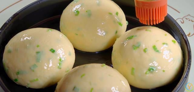 做葱油饼最常见的问题就是发干发硬，教你一个好方法，凉了也不硬