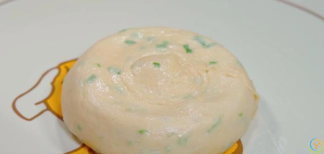 做葱油饼最常见的问题就是发干发硬，教你一个好方法，凉了也不硬