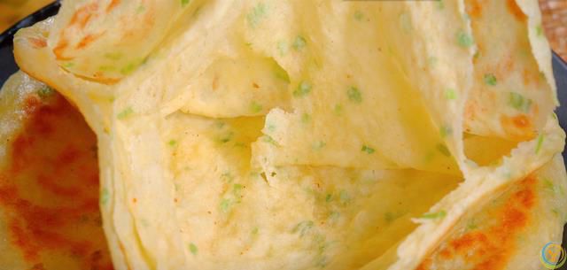 做葱油饼最常见的问题就是发干发硬，教你一个好方法，凉了也不硬