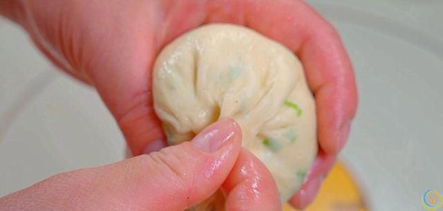 做葱油饼最常见的问题就是发干发硬，教你一个好方法，凉了也不硬