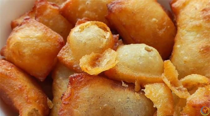 一碗面，一个土豆，简单一做，咬一口嘎嘣脆，做一次能吃半月不坏