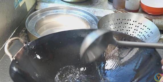 青椒炒肉香辣又下饭，3个小技巧学会，味道***饭店！