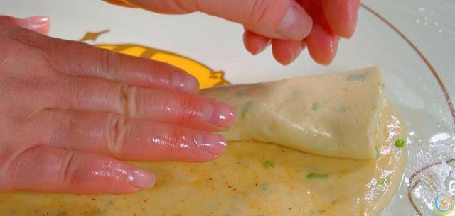 做葱油饼最常见的问题就是发干发硬，教你一个好方法，凉了也不硬