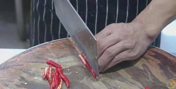 青椒炒肉香辣又下饭，3个小技巧学会，味道***饭店！