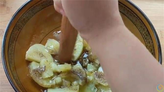 一碗面，一个土豆，简单一做，咬一口嘎嘣脆，做一次能吃半月不坏