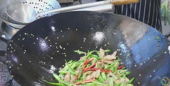 青椒炒肉香辣又下饭，3个小技巧学会，味道***饭店！
