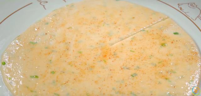 做葱油饼最常见的问题就是发干发硬，教你一个好方法，凉了也不硬