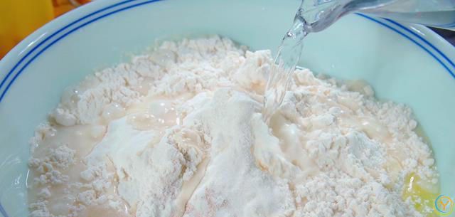 做葱油饼最常见的问题就是发干发硬，教你一个好方法，凉了也不硬