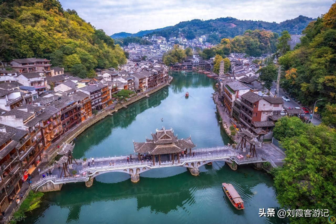 凤凰古城，何时启程？湘西边城的诗意邀约