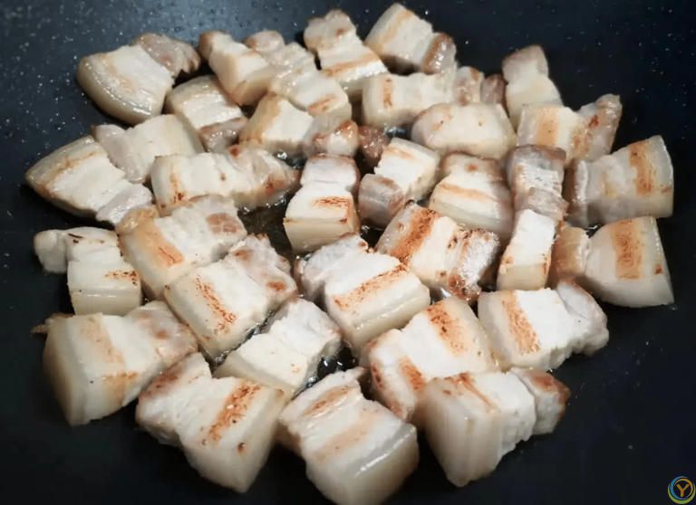 红烧肉的秘诀：六个关键步骤，让传统美味肉香浓郁不油腻