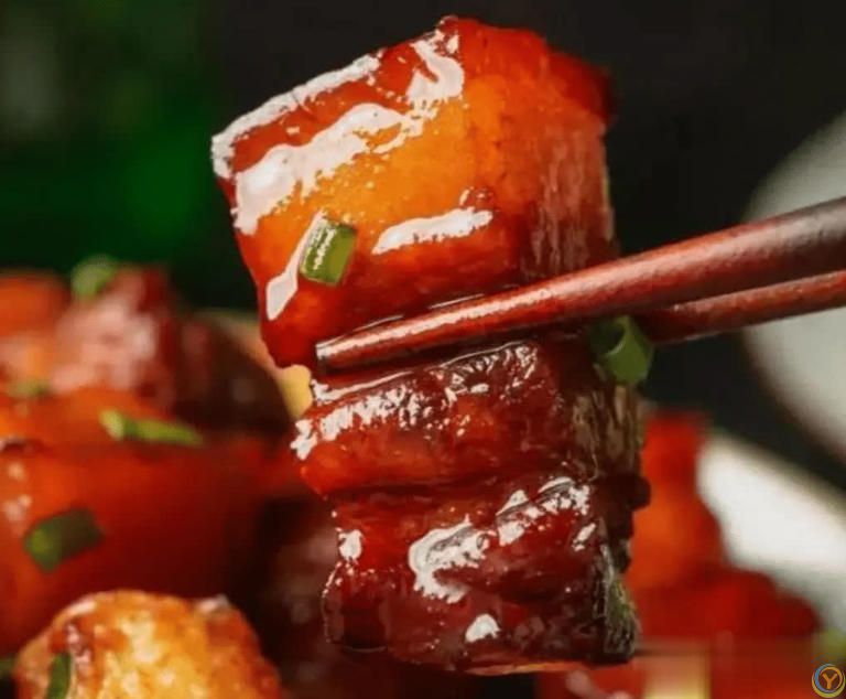 红烧肉的秘诀：六个关键步骤，让传统美味肉香浓郁不油腻