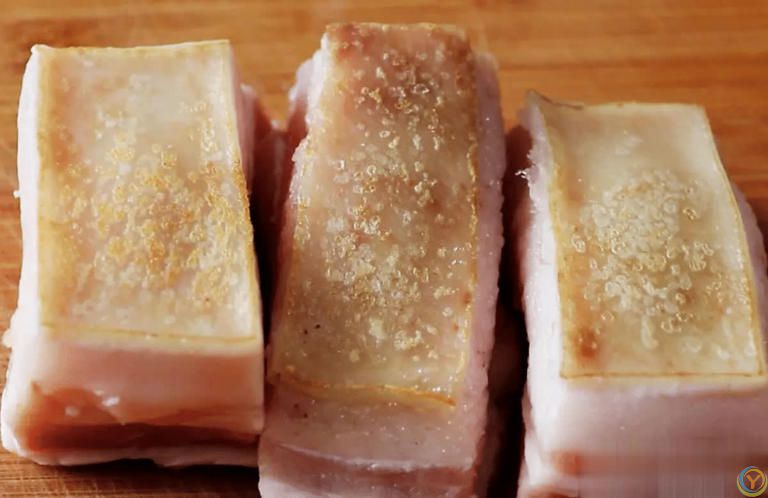 红烧肉的秘诀：六个关键步骤，让传统美味肉香浓郁不油腻