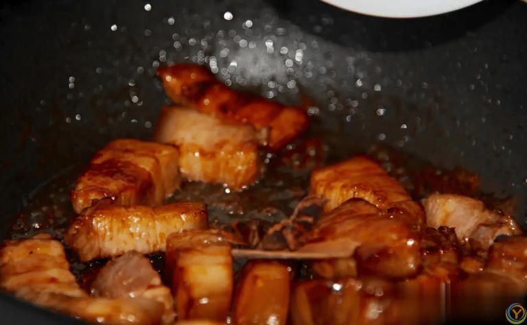 红烧肉的秘诀：六个关键步骤，让传统美味肉香浓郁不油腻