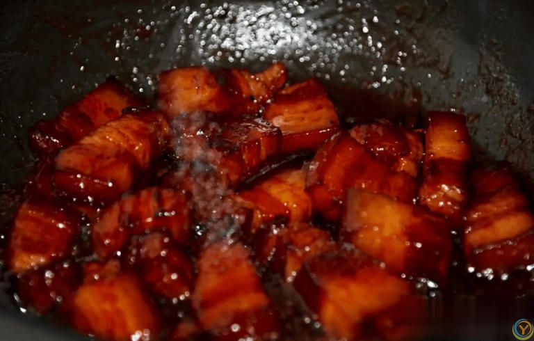 红烧肉的秘诀：六个关键步骤，让传统美味肉香浓郁不油腻