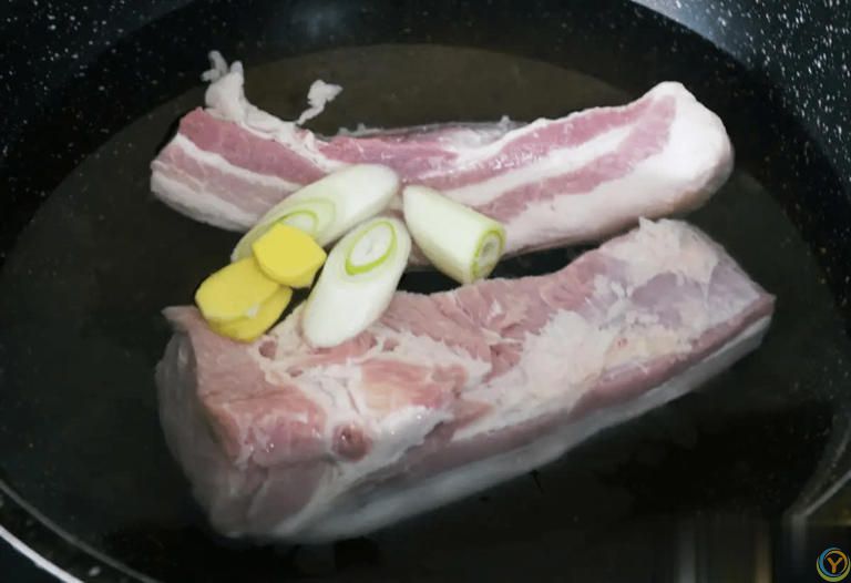 红烧肉的秘诀：六个关键步骤，让传统美味肉香浓郁不油腻