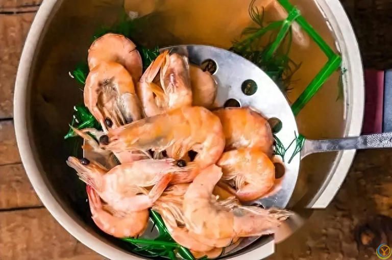 水煮虾的秘诀：冷水还是开水下锅？原来一直做错了，难怪又老又柴腥味重