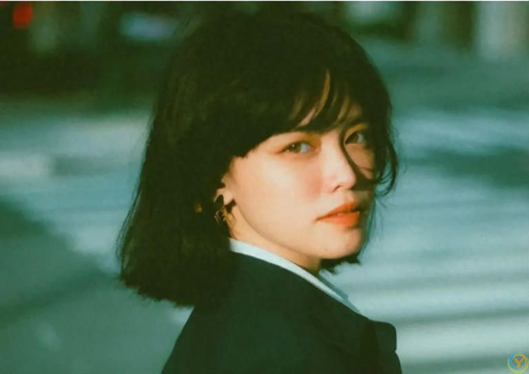 爱情这个东西，有时候是很奇妙的。 当你不确定，但心中又笃定的时候，可能你就已经喜欢上对方了。 喜欢一个人的时候，可能说不出原因，但是不喜欢一个人是很明显的。 在相处的过程中，你的内心会有强烈的情绪波动，但这种感觉出现的时候，你的内心情感就已