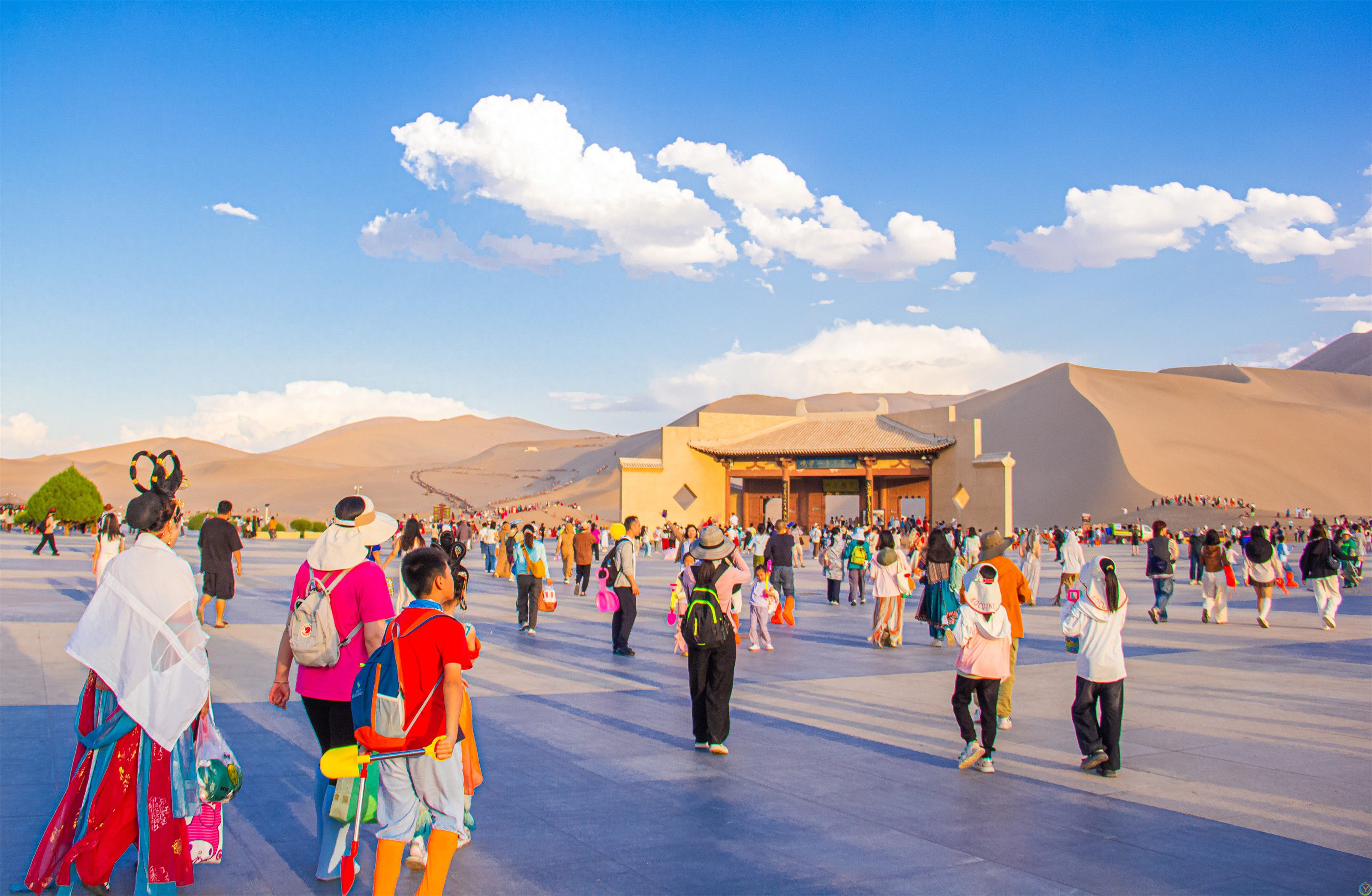甘肃敦煌：夏日大漠美景引客来
