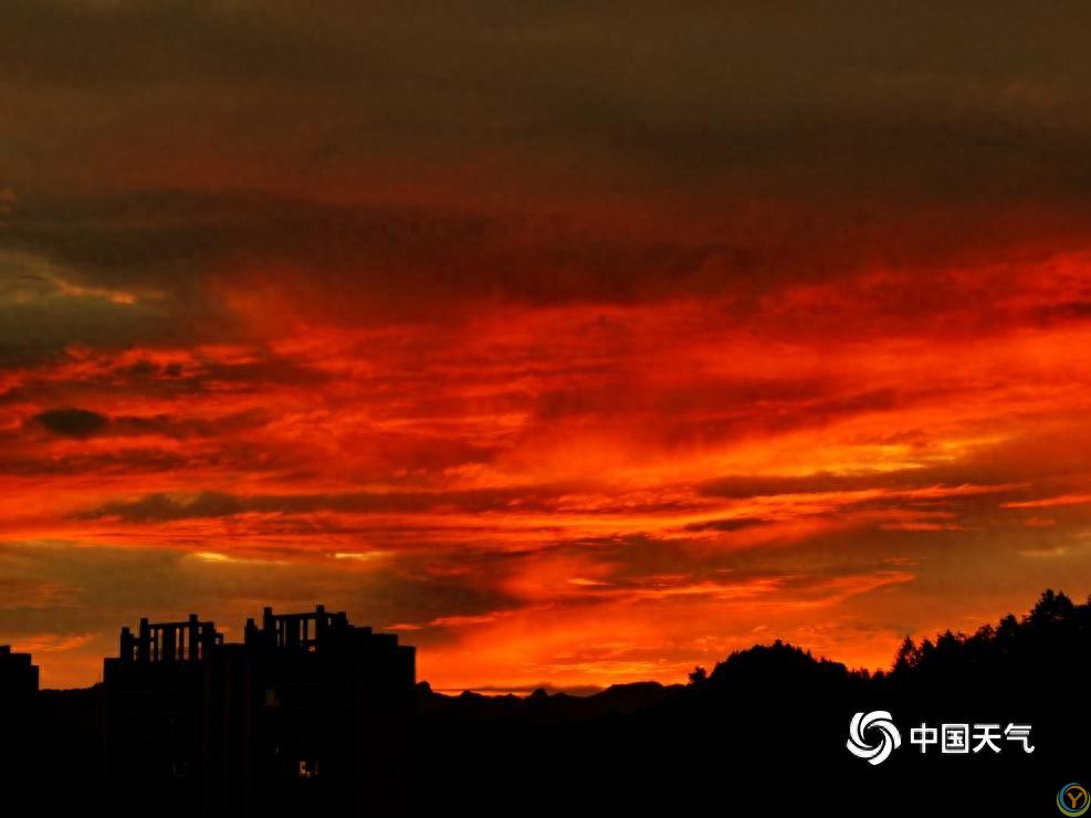 湖南吉首雨后晚霞上线 火红浓烈美如油画