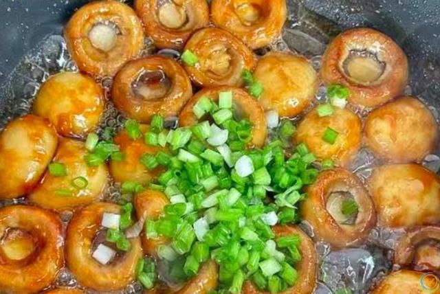 含钾是香蕉12倍，夏天多吃，一补钾、二润肠、三强免疫，不懂可惜