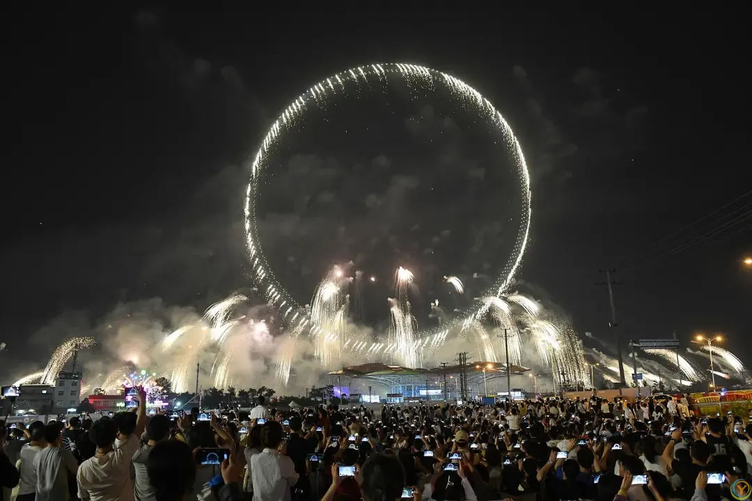 △无人机与烟花组成“天空之门”。(图/视觉中国)