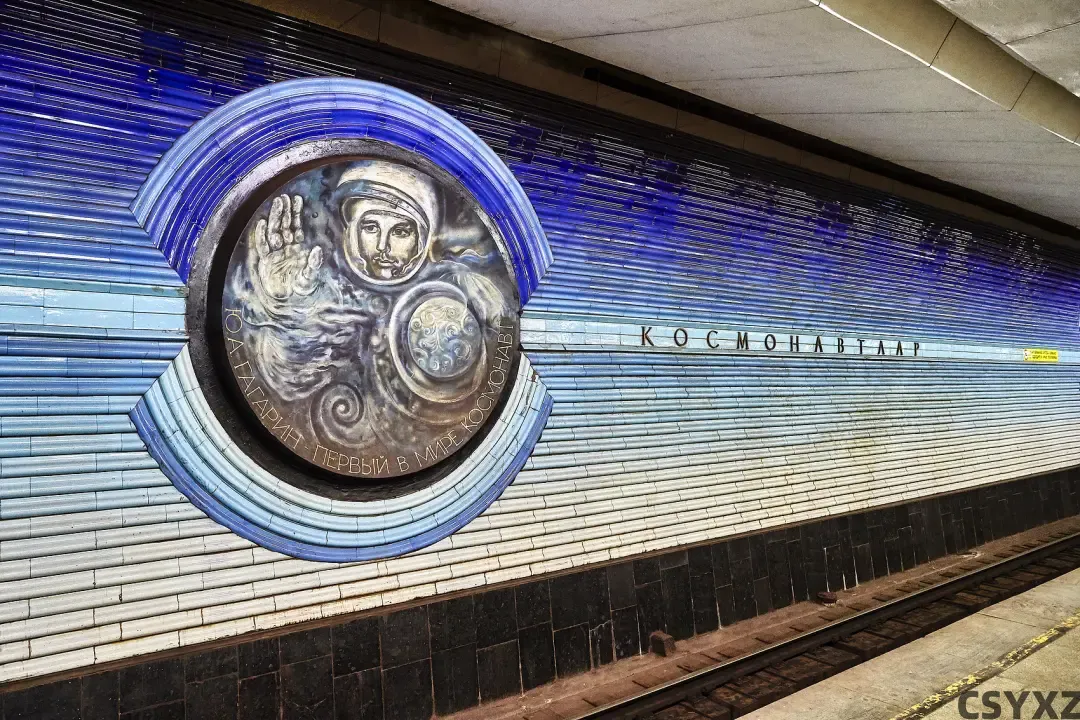 △苏联宇航员向晚高峰进入地铁的乘客挥手。（图/视觉中国）