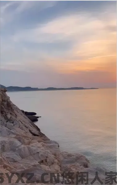 △站在威海的海岸线边上，随便一拍就是壁纸。（图/简墨 摄）