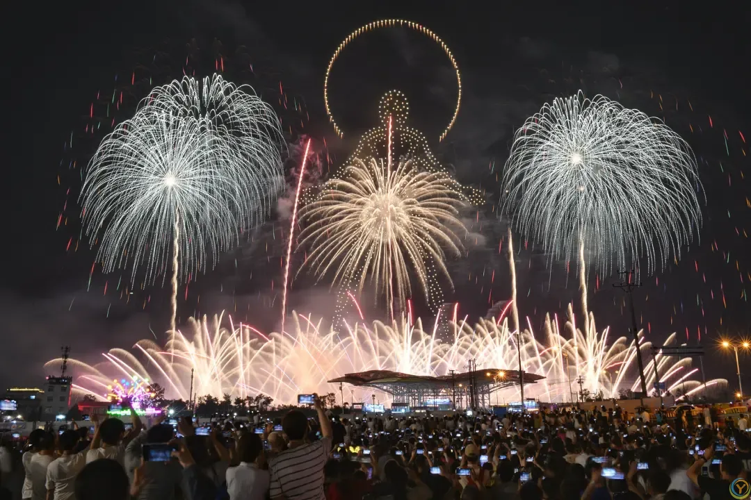 △古往今来,浏阳烟花描绘出了中国人对天空的无限想象。(图/视觉中国)