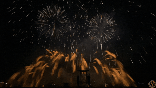 △烟花如金粉瀑布,倾泻而下。(图/晓洋)